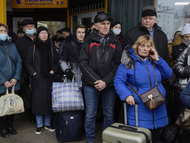 Ciudadanos ucranianos buscan evacuar para estar a salvo de bombardeos