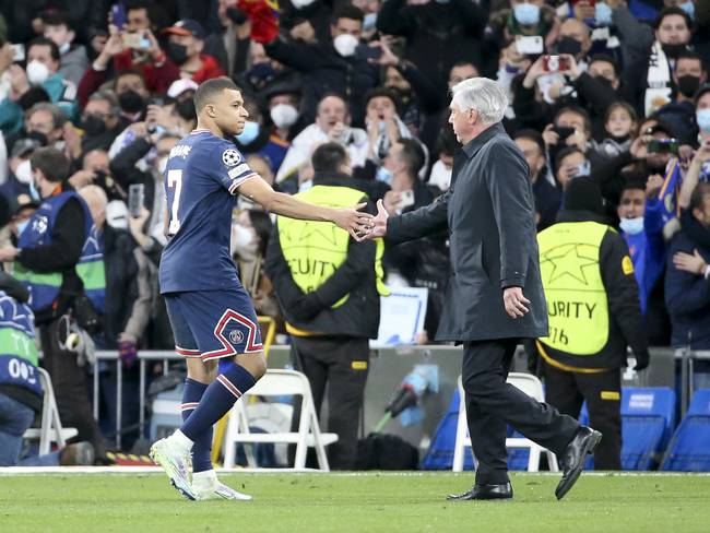 Kylian Mbappé saludando a Carlo Ancelotti en duelo de Champions League. (Photo by John Berry/Getty Images)