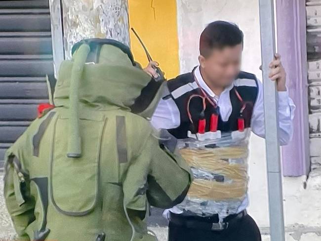 Operativo de la policía ecuatoriana para determinar si los objetos pegados al cuerpo de un hombre en el norte de Guayaquil son explosivos. 
(Foto: Cortesía Policía Nacional de Ecuador)