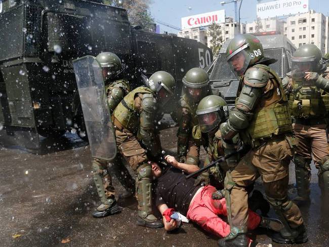 Detención de un manifestante durante las protestas del 2019 en Chile.   Foto: Getty