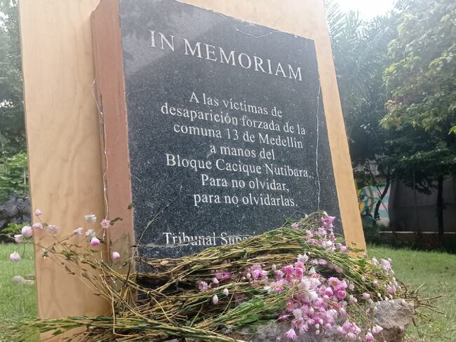 Placa conmemorativa desaparecidos por la Operación Orión / Foto: Twitter @CentroMemoriaH