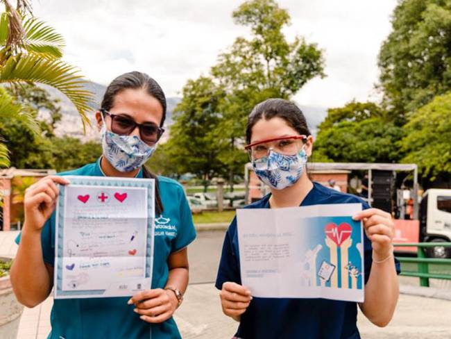 Entregan más de 100 cartas en gratitud al personal médico de Medellín