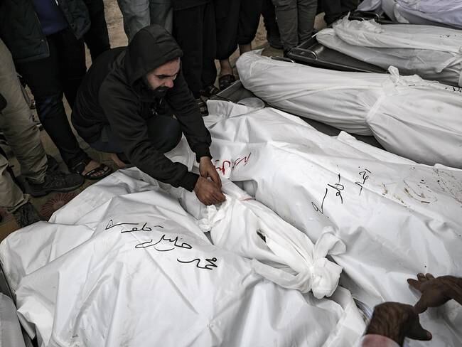 -FOTODELDÍA- KHAN YUNIS (GAZA), 22/11/2023.- Familiares de palestinos de la familia Siam que murieron tras los ataques aéreos israelíes contra un edificio que albergaba a personas desplazadas de la Franja de Gaza, lloran junto a sus cádaveres envueltos en sudarios en el exterior del Hospital Nasser en Khan Yunis, en el sur de la Franja de Gaza, este miércoles. Más de 12.500 palestinos y al menos 1.200 israelíes han muerto, según las Fuerzas de Defensa de Israel (FDI) y la autoridad sanitaria palestina, desde que militantes de Hamás lanzaron un ataque contra Israel desde la Franja de Gaza el 7 de octubre e Israel respondió con operaciones militares en Gaza y Cisjordania. EFE/ Haitham Imad