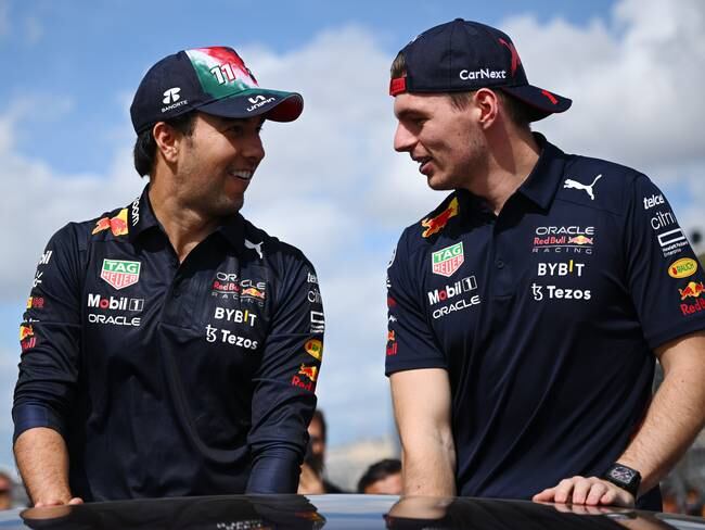 Sergio &#039;Checo&#039; Pérez y Max Verstappen. (Photo by Clive Mason - Formula 1/Formula 1 via Getty Images)