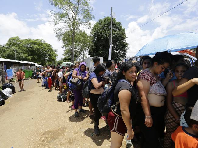 AME5278. LAJAS BLANCAS (PANAMÁ), 30/08/2023.- Migrantes hacen fila el 18 de agosto de 2023 en el sector de Lajas Blancas, en Darién (Panamá). Más de 320.000 migrantes que viajan hacia EE.UU. cruzaron este año la jungla del Darién, la peligrosa frontera entre Panamá y Colombia que es la entrada a Centroamérica desde el sur. EFE/ Carlos Lemos
