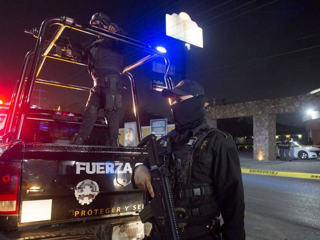 Agentes e la Policía resguardan el lugar de la investigación en Nuevo León