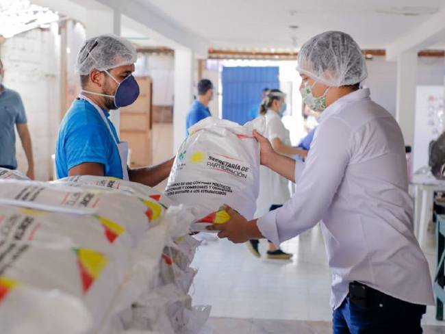 Inicia entrega de kits alimenticios a adultos mayores en Cartagena