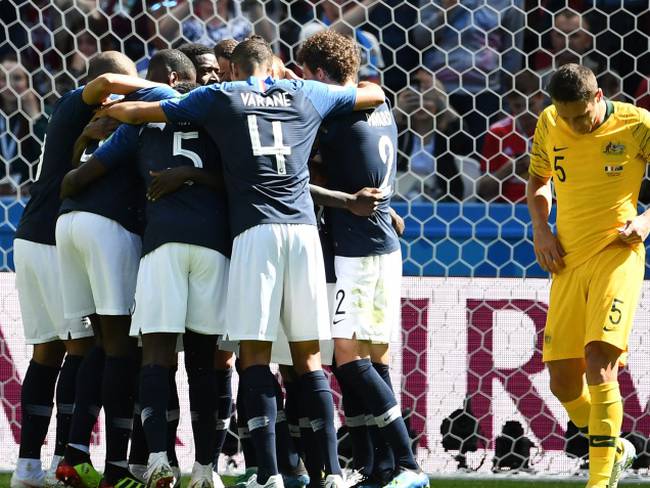 Francia sufre ante Australia pero vence en su debut