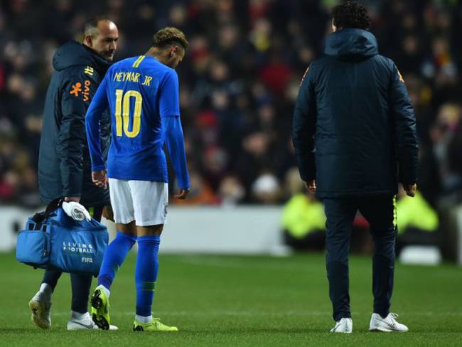 Brasil derrotó a Camerún en amistoso pero Neymar se retiró lesionado