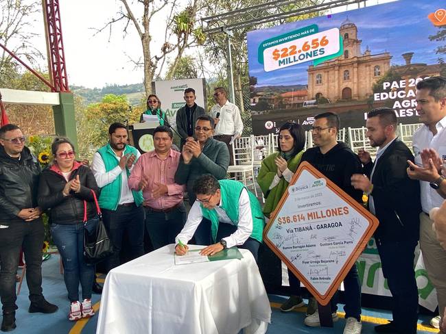 El gobernador Ramiro Barragán firma acuerdo para puente sisa / Tibaná