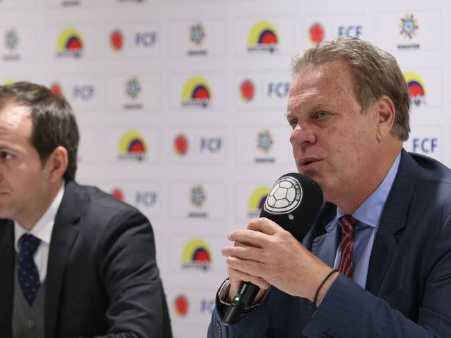 Ernesto Lucena, ministro del Deporte (izq.) y Ramón Jesurún, presidente de la Federación Colombiana de Fútbol (der.).