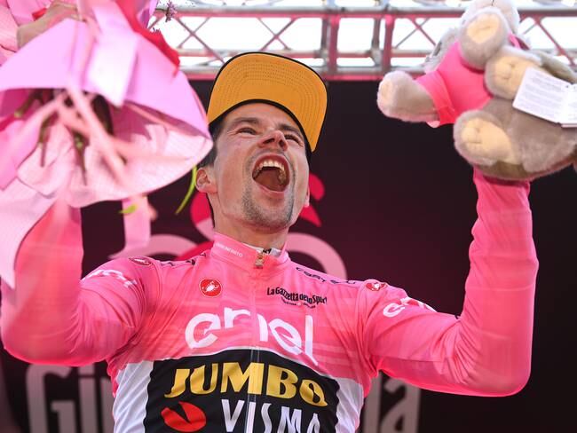 Primoz Roglic festeja eufórico en el podio de la etapa 20 del Giro. (Photo by Tim de Waele/Getty Images)