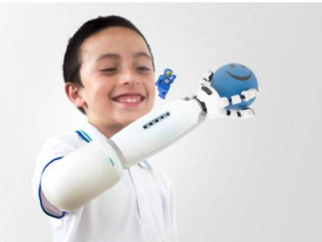 Carlos Torres, el colombiano que diseñó una prótesis infantil con piezas de lego