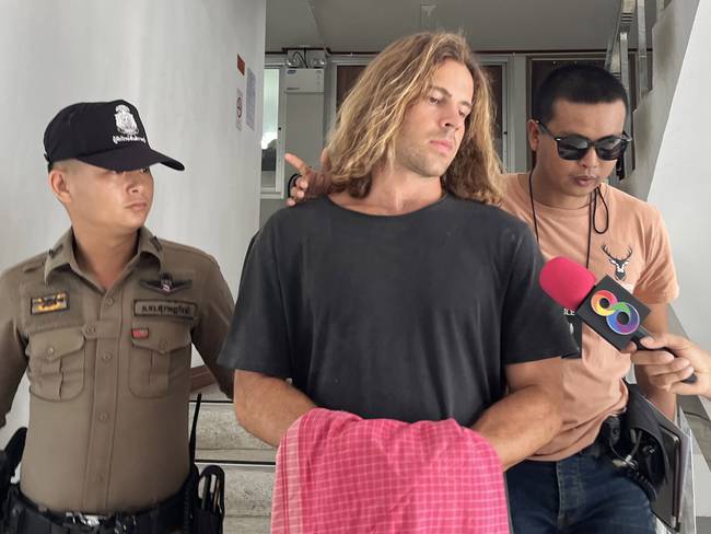Koh Phangan (Thailand), 07/08/2023.- A Spanish chef alleged murder suspect Daniel Jeronimo Sancho Bronchalo (C), is escorted by Thai police officers to the court from Koh Phangan police station in Koh Phangan island, southern Thailand, 07 August 2023. Thai police arrested a 29-year-old Spanish nationality Daniel Jeronimo Sancho Bronchalo accused of killing a Colombian surgeon Edwin Arrieta Arteaga and dismembering his body before dumping some parts in a rubbish dump and other parts including his head in the sea, police said. (España, Tailandia) EFE/EPA/SOMKEAT RUKSAMAN