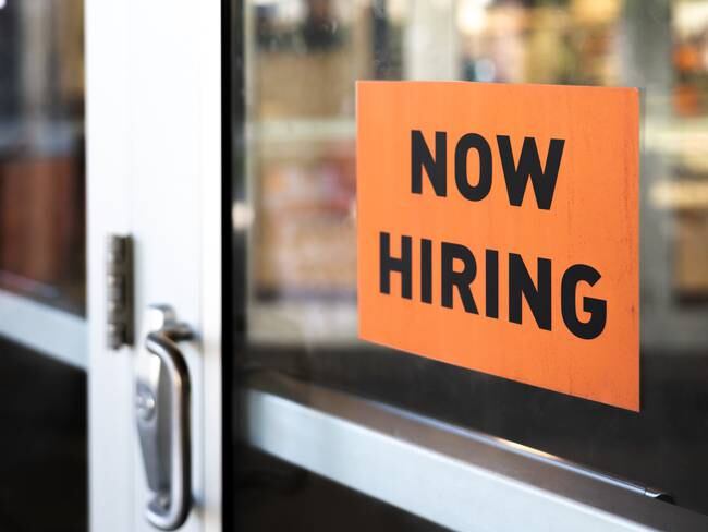 EE.UU. agregó 517.000 trabajos en enero y la tasa de desempleo está en su mínimo histórico.