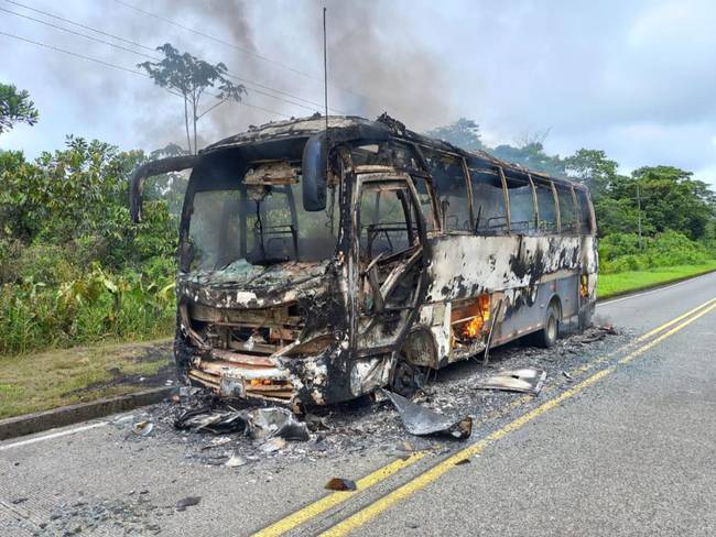 Bus incinerado en la vía Risaralda - Chocó - Imagen de archivo - Suministrada