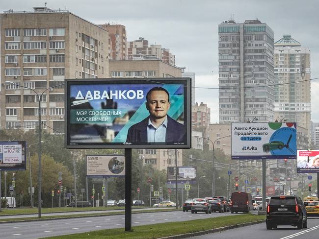 Moscow (Russian Federation), 06/09/2023.- A campaign billboard of mayoral election candidate Vladislav Davankov stands along a road in Moscow, Russia, 06 September 2023. Preparations are underway ahead of the &#039;Single voting day&#039;, involving over 4,000 election campaigns in 85 regions of the Russian Federation, with more than 81,000 candidates to take part in the elections. As a result, about 34 thousand mandates and elected positions will be replaced. Muscovites will elect the Mayor, at the same time, elections of deputies in 13 municipalities will be held in the capital. The &#039;ÄòSingle voting day&#039;Äô will take place from 08 to 10 September 2023. (Elecciones, Rusia, Moscú) EFE/EPA/YURI KOCHETKOV
