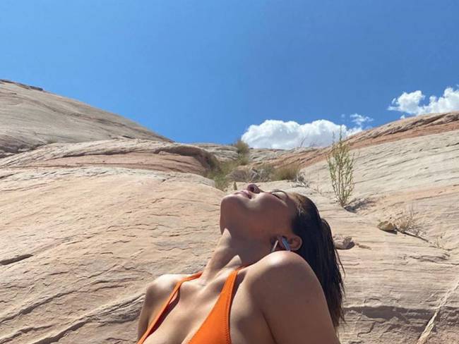 Kylie Jenner encantó a sus seguidores con diminuto bikini en el desierto