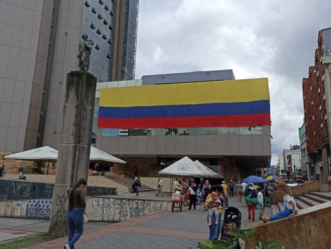 Fin de semana de posesión presidencial en Colombia, el pabellón nacional izado en la  gobernación del Quindío
