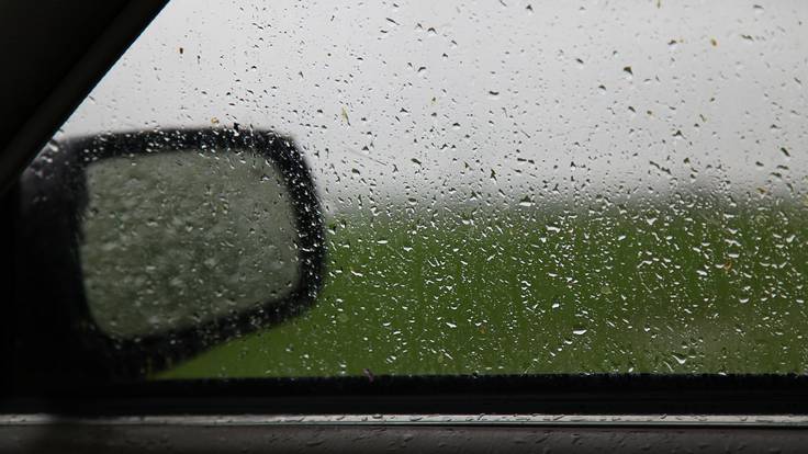 Vidrio del copiloto de un carro empañado en medio de la lluvia (Getty Images)