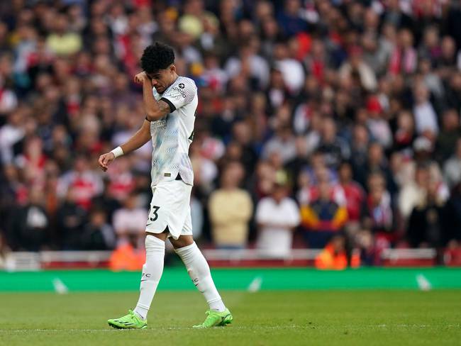 Luis Díaz abandona el campo de juego tras lesionarse la rodilla en un juego ante el Arsenal, a comienzos de octubre. (Photo by Adam Davy/PA Images via Getty Images)