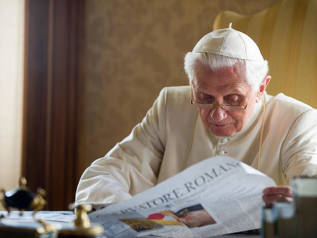 El Papa Benedicto XVI lee documentos en su residencia de verano el 26 de julio de 2010 en Castel Gandolfo, cerca de Roma, Italia. Foto de L&#039;Osservatore Romano - Vatican Pool vía Getty Images.
