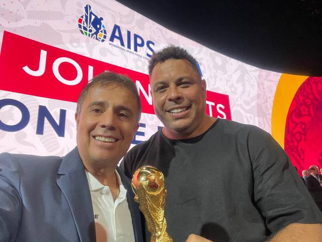 Una réplica de la copa del mundo: premio a César Agusto Londoño