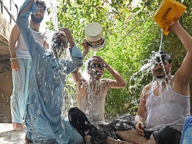 Los pakistaníes han recurrido a utilizar baldes de agua a las afueras de sus casas, bajo la sombra, para enfrentar el aumento de temperatura.