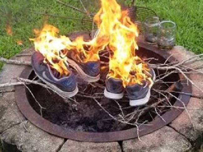 La razón por la que están quemando zapatillas de Nike