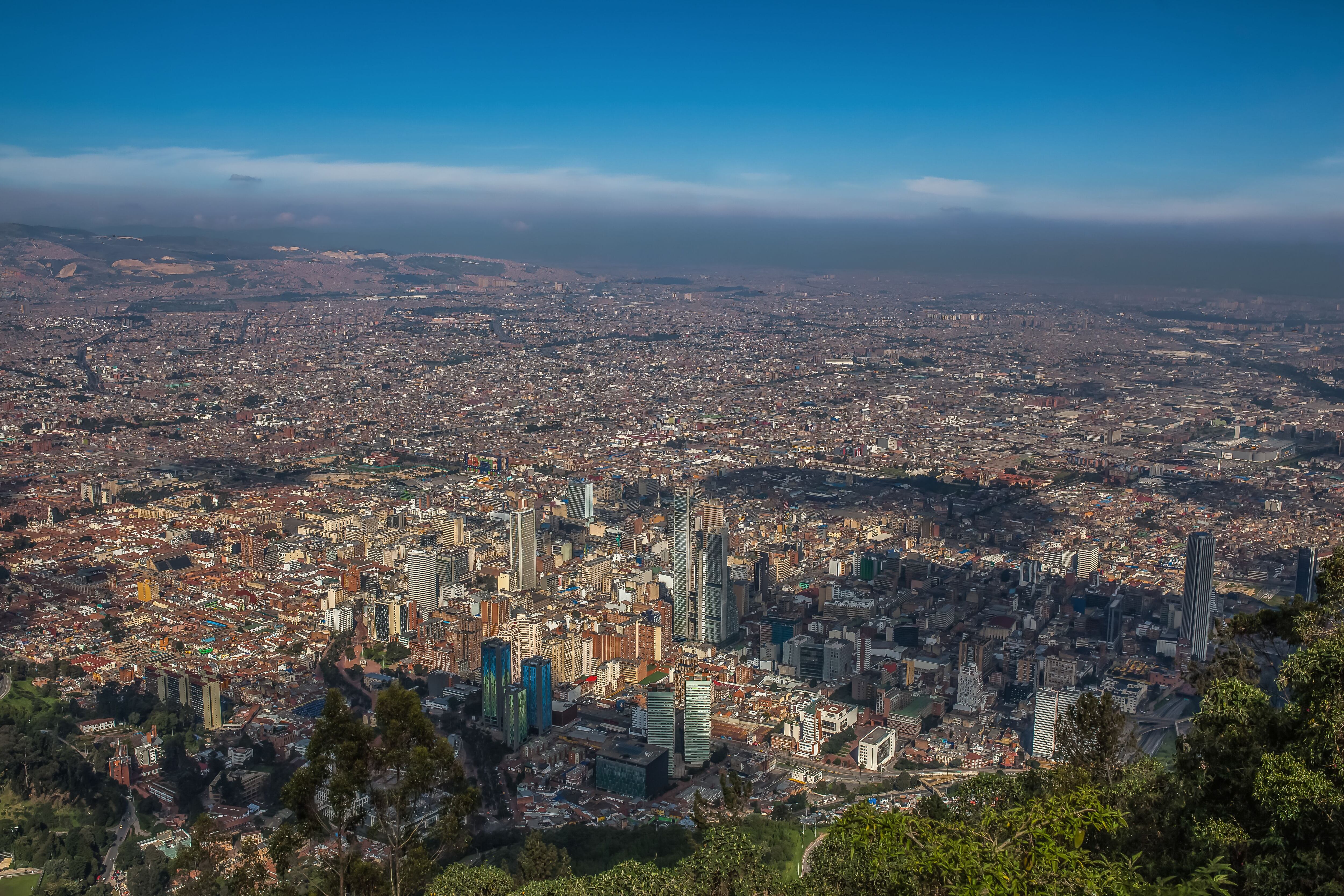 ¿Qué miradores de Bogotá ayudan a entender su geografía y relación con los cerros orientales?