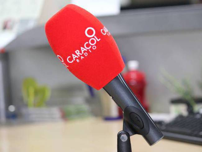 Caracol Radio continúa liderando la radio hablada en Colombia, según cifras del ECAR 2023.