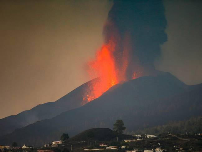 Nuevamente volcán en La Palma (España) entra en actividades