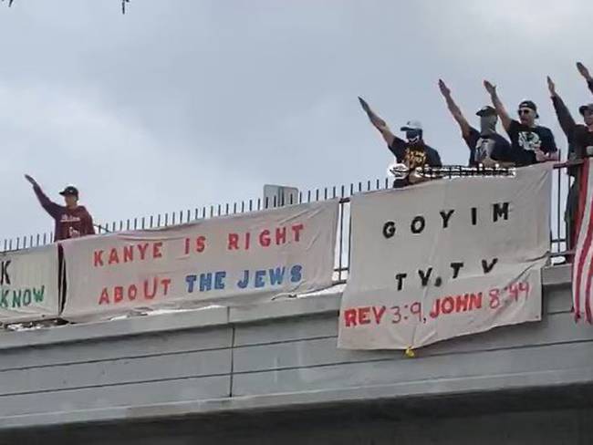 Casa Blanca condena pancarta con mensaje &quot;antisemita&quot; en apoyo a Kanye West. Foto: @KarenBassLA