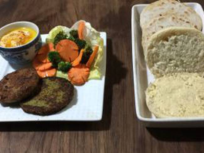 kibbe y de falafel con hummus, pan árabe y ensalada