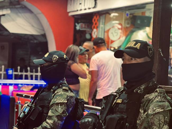 Acompañamiento del Gaula militar en la zona comercial en Barranquilla./ Primera División del Ejército