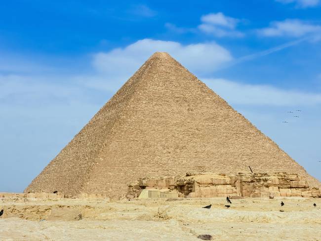 Qué se puede encontrar dentro de las pirámides de Egipto, centro América y demás?
