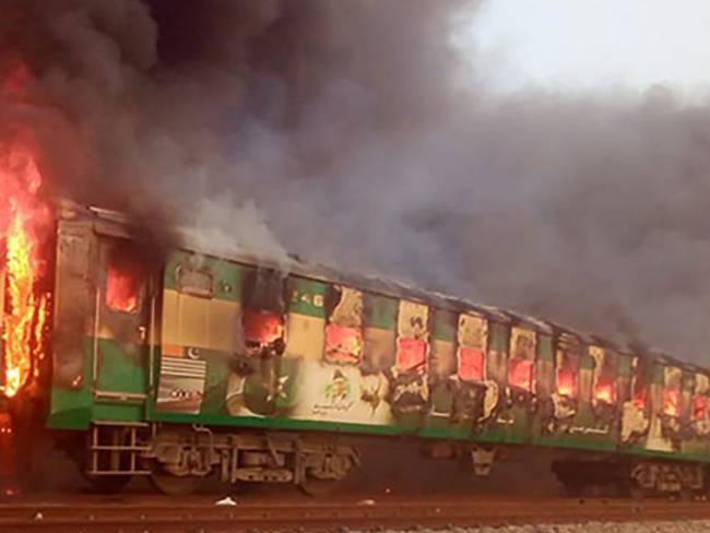 Explosión de gas en tren de Pakistán deja 73 muertos