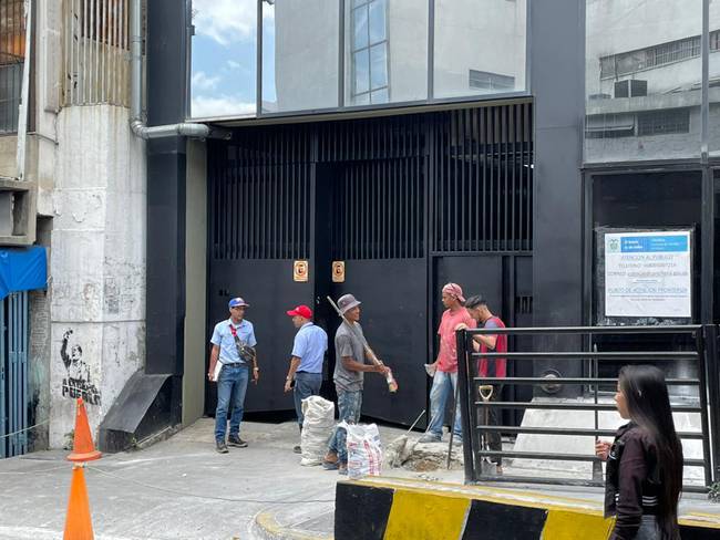Obras adelantadas a las afueras de la sede del consulado de Colombia en Caracas. 
(Foto: Manuel Cobela /Caracol Radio)