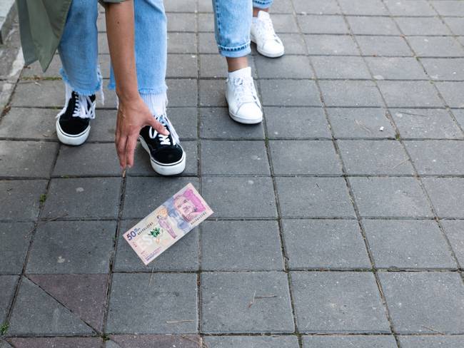 Encontrar dinero en la calle, imágenes de referencia: Getty Images y Banco de la República