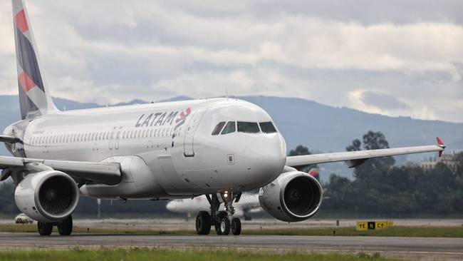Avion de LATAM Airlines en Colombia. Foto: Colprensa. 