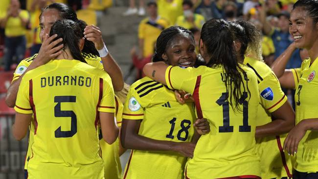 Las jugadoras de la Selección Colombia festejan el gol de Linda Caicedo en el partido ante Argentina.