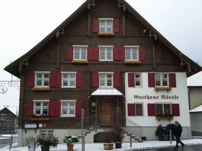 Tres muertos y 11 heridos en un tiroteo en un concierto en Austria