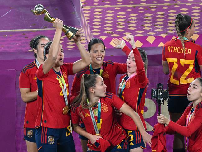 Spain&#039;s players celebrate with the trophy after winning the Australia and New Zealand 2023 Women&#039;s World Cup final football match between Spain and England at Stadium Australia in Sydney on August 20, 2023. (Photo by Saeed KHAN / AFP) (Photo by SAEED KHAN/AFP via Getty Images)