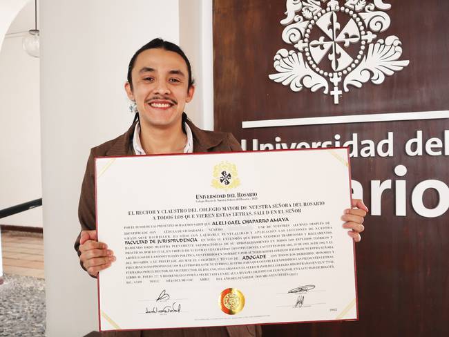 Alelí Chaparro recibió su título profesional como Abogade
