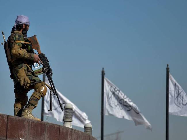 Un guerrero talibán supervisa una manifestación de mujeres. Foto: Getty 