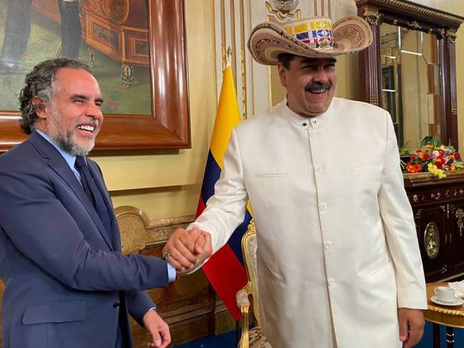 El embajador de Colombia en Venezuela, Armando Benedetti, y el presidente venezolano, Nicolás Maduro.                  Foto: Cortesía Presidencia de Colombia.