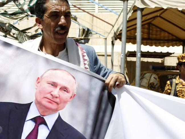 Ciudadanos muestran apoyo a Putin en la embajada de Rusia en Yemen. 