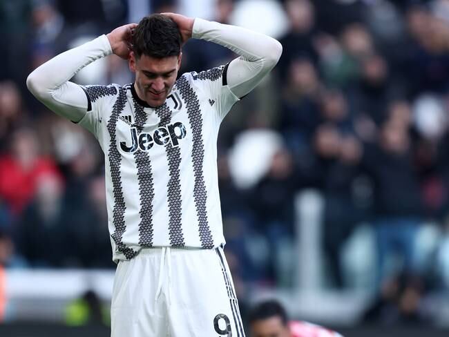 Vlahovic se lamenta tras la derrota de la Juventus. (Photo by sportinfoto/DeFodi Images via Getty Images)