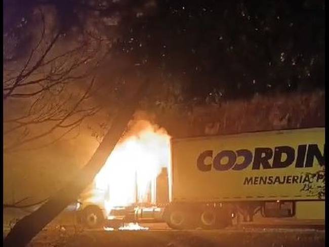 Camión quemado en Barbosa- foto captura video denuncias Antioquia