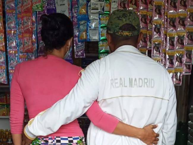 John Jairo, Rocío y su hijo tienen en una próspera tienda en los Montes de María tras acogerse al proceso de reincorporación de la ARN